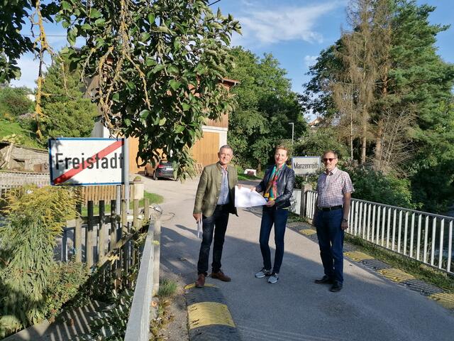 Brücke Tanzwiese (von links): Lasbergs Bürgermeister Josef Brandstätter, Freistadts Bürgermeisterin Elisabeth Teufer und der Lasberger Gemeinderat Karl Prieschl.