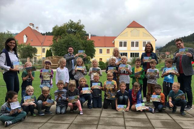 Volksschüler in St. Margarethen mit Lehrerin Edith Rindler, Stadtrat Jürgen Jöbstl, Vizebürgermeisterin Manuela Karner, Elke Maggauer-Hartl und Direktor Hannes Struckl (von links)