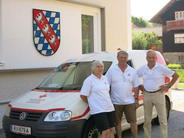 Essen auf Räadern-Teamleiterin Martha Freundlinger mit Fritz Einböck und Josef Einböck. | Foto: Gemeinde Taiskirchen