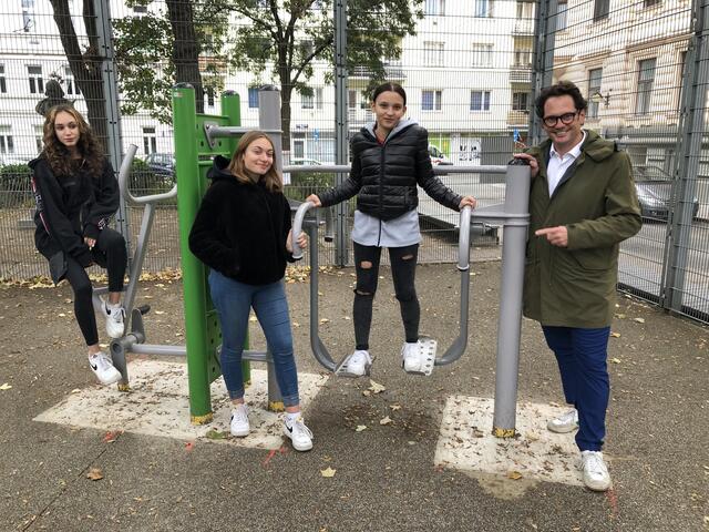 Die Schülerinnen Vanessa, Kati und Anna der Kenyongasse probierten fleißig. Auch Bezirksvorsteher Markus Reiter ist begeistert vom Mini-Sportplatz.