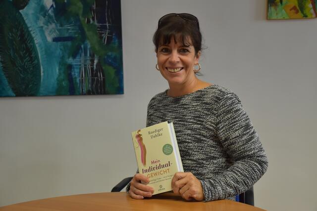 Das Buch "Mein Individual-Gewicht" von Ruediger Dahlke enthält 60 vegane Kochrezepte von Eva Gassmann aus Wagna.