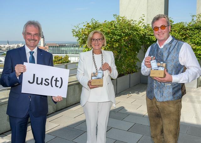 Landtagspräsident Karl Wilfing, Landeshauptfrau Johanna Mikl-Leitner und Winzer Werner Hauser
