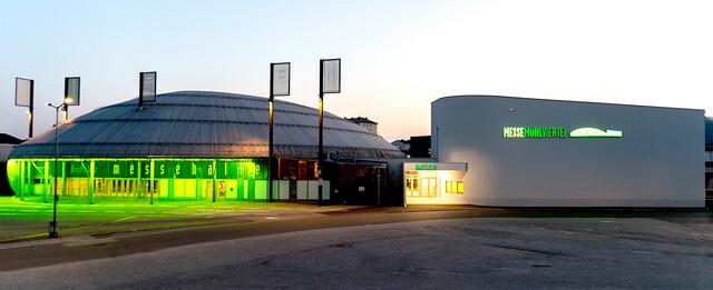 Messehalle 1 (li.) und Messehalle 2