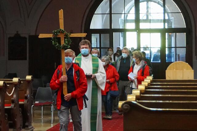 Die Wallfahrer achteten auf den Mindestabstand und trugen während des gesamten Gottesdienstes einen Mund-Nasen-Schutz.