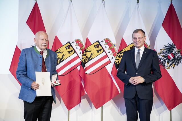 Landeshauptmann Thomas Stelzer (l.) überreichte Peter Hochleitner die Auszeichnung.