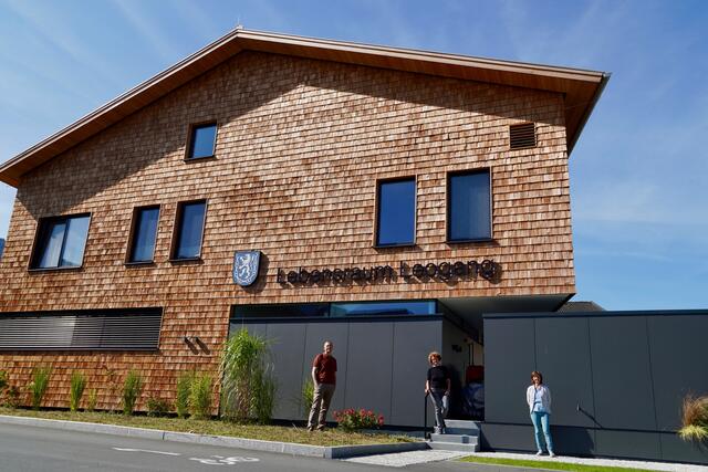 Ein Teil des Teams vorm Lebensraum Tageshospiz Pinzgau in Leogang: Verwaltungsleiter Martin Herzog, Hospizbegleiterin Helene Mayr und Krankenschwester Greti Aberger-Schwaiger.