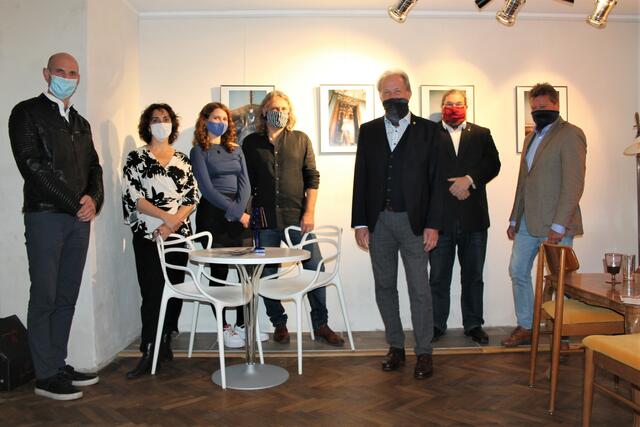 Kulturamtsleiter Dr. Gregor Kremser, Elena Holgado (El Très), Künstlerin Constanze Schattauer, Mag. Robert Supper (El Très, Vater der Künstlerin), StR Günter Herz, GR Mag. Klaus Bergmaier, StR Prof. Helmut Mayer