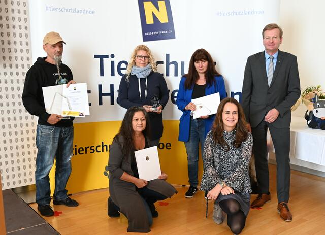 Markus Putzgruber (1. Platz), Jeanine Strassner (3.), Karin Brunner (2.), LR Waldhäusl, vorne: Ulrike Stanzer (3. ) und Juryvorsitzende Maggie Entenfellner