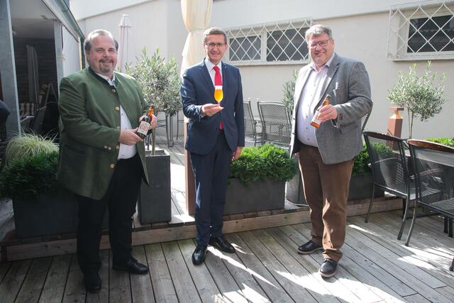 KultiWirte-Obmann Karl Wögerer, Landesrat Markus Achleitner und Wirteobmann Thomas Mayr-Stockinger (v. l.).