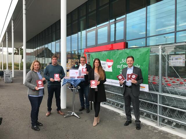 Der Aktionstag in Horitschon vor dem Eurospar war ein voller Erfolg. Bäuerinnen und Bauern informierten die Konsumentinnen und Konsumenten über die AMA-Gütesiegel und wie sie die regionalen Produkte am besten im Supermarkt erkennen können.
