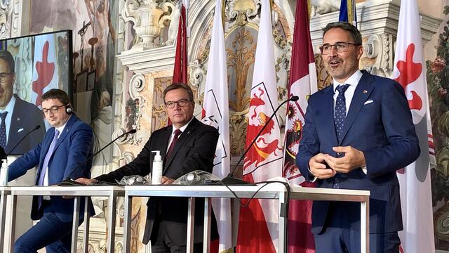 Im Bernardisaal im Stift Stams trafen sich LH Maurizio Fugatti (Trentino), LH Günther Platter und LH Arno Kompatscher (Südtirol).