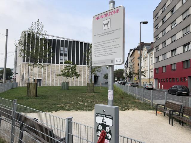 Unweit des Musiktheaters befindet sich eine der wenigen Hundezonen in der Linzer Innenstadt.