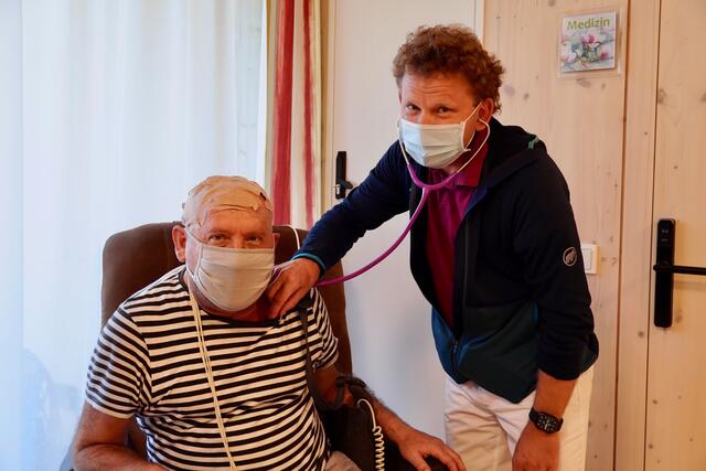Besucher Kebic Dzervad und der ärztliche Leiter Michael Rainer