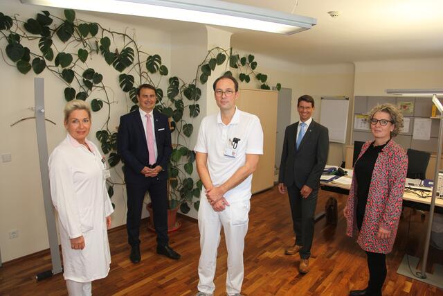 Interimistische Ärztliche Direktorin, Prim. Dr. Angelika Karner-Nechvile, MSc, MBA; Mag. (FH) Ludwig Gold, Geschäftsführer Gesundheit Thermenregion GmbH; Primarius Dr. Karl Nigl; Mag. Andreas Gamlich, Kaufmännischer Direktor; Pflegedirektorin Dipl. KH-BW Christa Grosz, MBA, MBA.