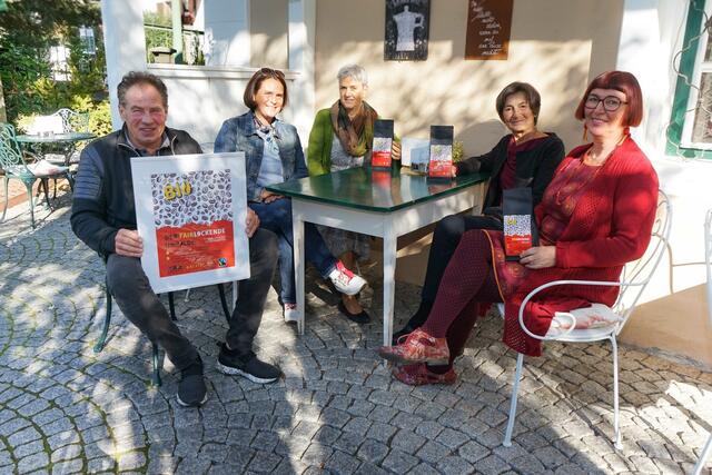 Kaffeeröster Andreas Moser, Claudia Stefan-Möst (Stadtgemeinde Lienz), Umweltausschuss-Obfrau Gerlinde Kieberl, Maria Kraler (Obfrau Verein Trikont) und Andrea Pribil (Geschäftsführerin Weltladen Lienz)