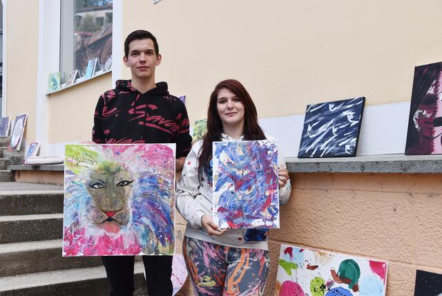 Die Geschwister Gabriele und Stefan Ebner stellten einige ihrer Werke aus.