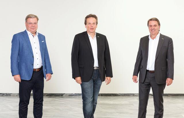 Landesobmann und WKNÖ Präsident Wolfgang Ecker und WBNÖ-Direktor Harald Servus gratulieren Rudolf Jursitzky zur Wahl als Fachgruppen-Obmann.