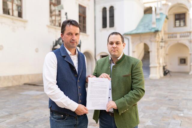 Verkehrssprecher LAbg. Albert Royer und Vizebürgermeister Philipp Könighofer mit der Anfrage im Innenhof des Landeshauses in Graz.