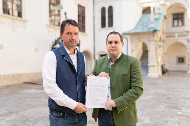 Verkehrssprecher LAbg. Albert Royer und Vizebürgermeister Philipp Könighofer mit der Anfrage im Innenhof des Landeshauses in Graz. | Foto: FPÖ/Krenn