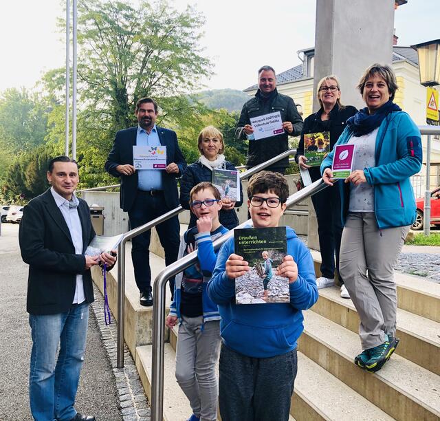 Das Praxishandbuch wurde für der ASO-Purkersdorf und der VS-Gablitz überreicht