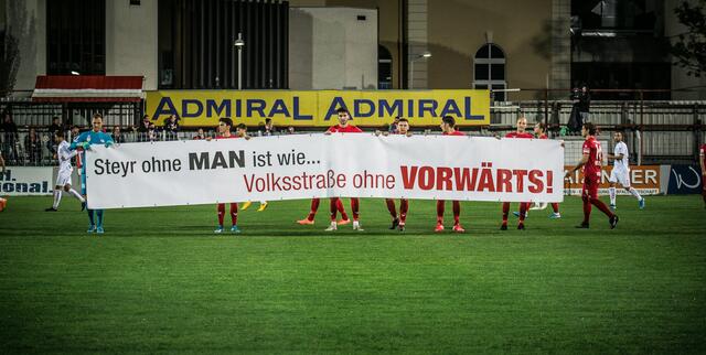 Einlauf vor dem Spiel SK Vorwärts Steyr gegen Austria Klagenfurt
