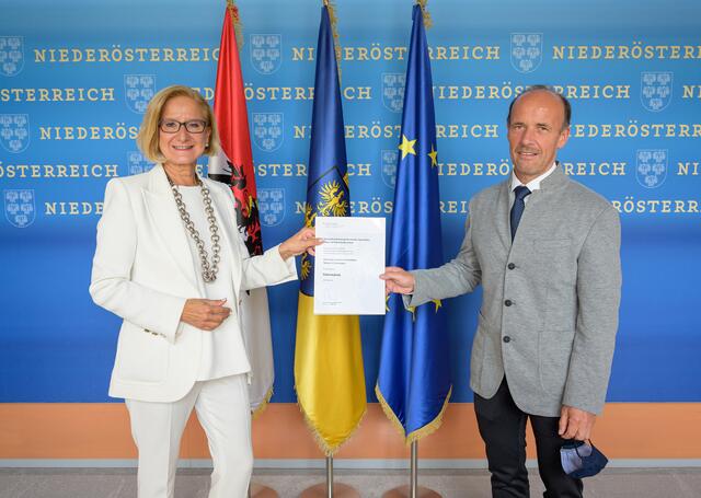 LH Johanna Mikl-Leitner und Mag. Stamatios Dourakas bei der Verleihung des Dekretes.