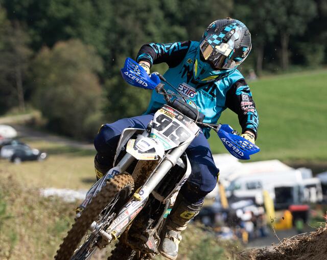 Der 13-jährige Maximilian Ernecker führt die Jugend-Motocrossmeisterschaft mit 100 Punkten an.