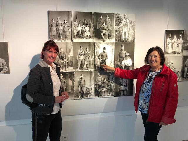WOCHE Redakteurin Susanne Veronik ist begeistert von den Ausführungen von maria Fauth bei einem Rundgang durch die Ausstellung ihres Großvaters. | Foto: Susanne Veronik