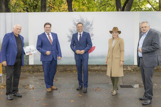 v.l.n.r. Festivaldirektor Lois Lammerhuber, Bürgermeister Stefan Szirucsek, Tourismuslandesrat Jochen Danninger, Abgeordnete zum Nationalrat und Stadträtin Carmen Jeitler-Cincelli, Wienerwald Tourismus Geschäftsführer Christoph Vielhaber