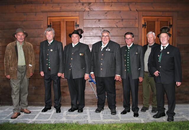 Der scheidende Vorstand mit den beiden geehrten Mitgliedern: Josef Schnell (für 40 Jahre), Peter Mair, Erich Gruber, Alfons Klaunzer, Hermann Vergeiner, Franz-Josef Lukasser (für 25 Jahre) und Gebhard Klaunzer (v.l.).
