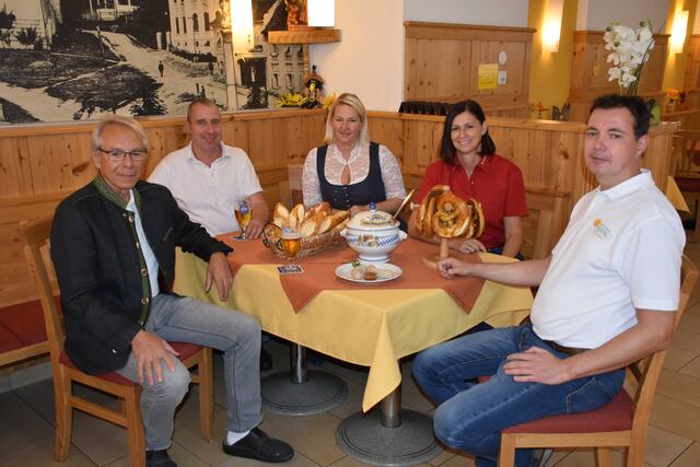 Heinz Schwindhackl, Paul Wachmann, Bianka Tengg, Lisa Niederl-van Asten und Roman Feiertag schaffen zusammen Oktoberfest-Stimmung in Weiz.