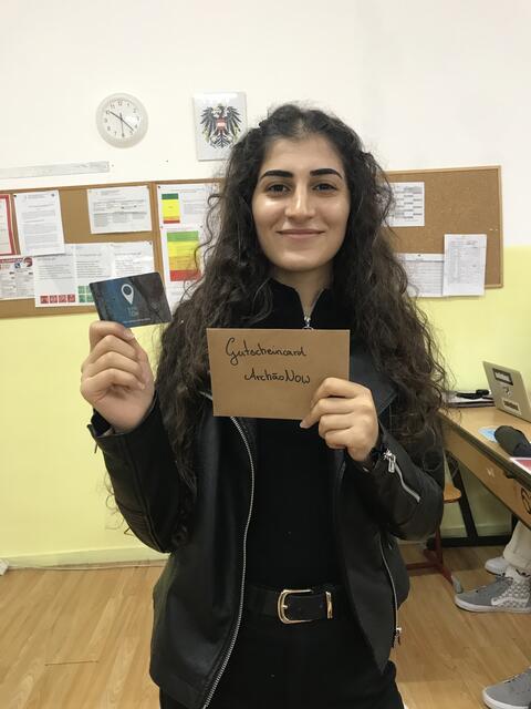 Schülerin Eiman Hussein freut sich über den tollen ArchäoNOW-Preis, den sie mit ihrer Klasse teilen darf.