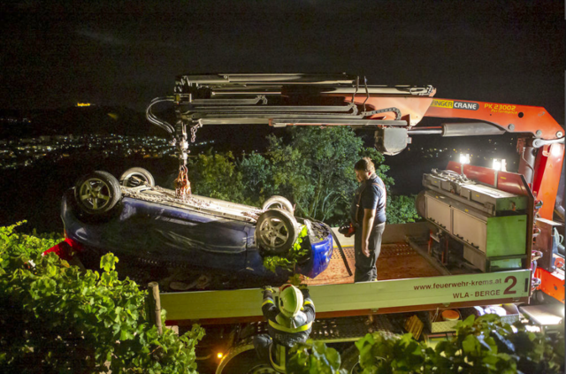 Eine herausfordernde Aufgabe war das Wrack zu bergen.Aufgabe  | Foto: FF Krems