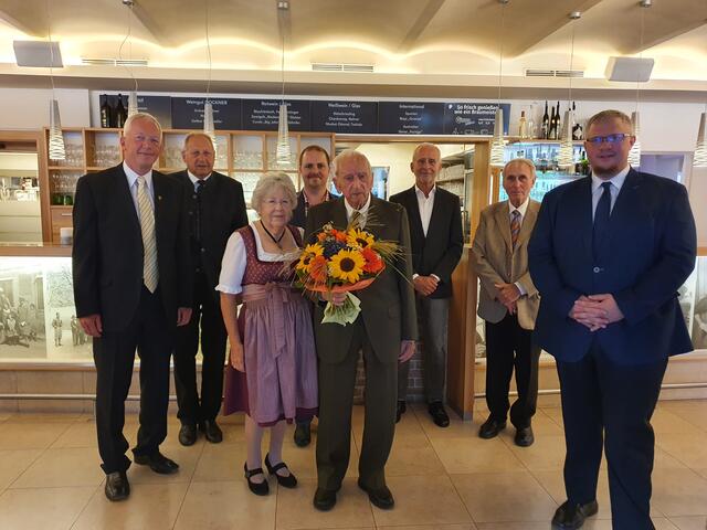 Bgm. a.D. Mag. Wolfgang Luftensteiner, Bgm. a.D. Alois Goiser, Amtsleiter Christian Schmölz, Amtsleiter i.R. Gerhard Bachtrögler, OSekr. i.R. Johann Donner und Bürgermeister Michael Göschelbauer.
Maria Tinhofer und Alt-Bürgermeister Karl Leidenfrost