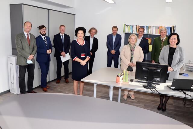 Bildungsregion: Abteilungsleiterin Juliane Müller mit ihrem Team im Kreis der Ehrengäste bei der Eröffnung.