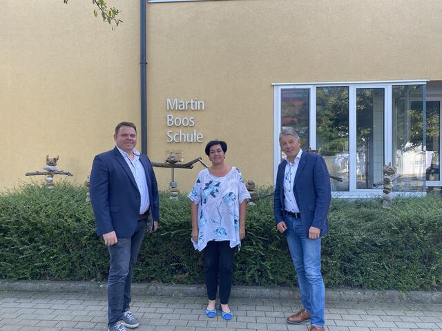 Von links: RC Gallneukirchen Tobias Hoffmann, Direktorin Elisabeth Dandl-Lechner, RC Gallneukirchen-Präsident Norbert Tschernuth