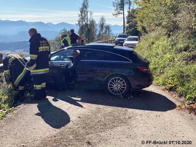 Die Klagenfurterin stürzte nach dem Unfall über die Böschung.