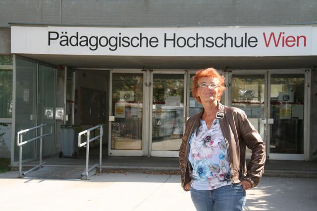 In der Pädagogischen Hochschule versieht die Favoritnerin Christine Schörg ihren Dienst als Wahlbeisitzerin.