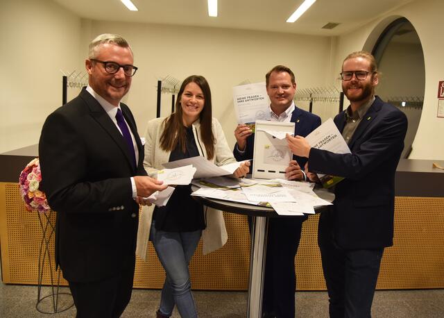 Gernot Zottl, Jeannine Schmid, Christian Samwald und Erik Hofer mit Zuschriften der Ternitzer für die ZUKUNFTSwerkSTADT.