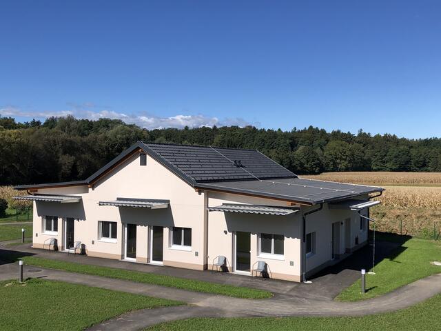In einem dieser Bungalows finden bis zu acht Bewohner für betreutes Wohnen einen Platz.