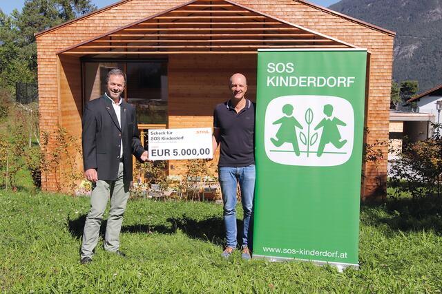 Die langjährige Sponsorpartnerschaft zwischen dem SOS-Kinderdorf und Stihl Tirol wurde vor Kurzem in Imst um ein schönes Kapitel erweitert. Die symbolische Scheckübergabe erfolgte durch Wolfgang Simmer (links) an Jörg Schmidt, Leiter des SOS-Kinderdorfs Imst. | Foto: Stihl Tirol 