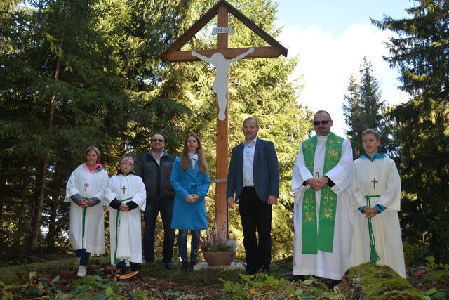 V.l.n.r.: Katharina Höbart, Raphael Kolm, Vizebürgermeister Christian Huber, BHW-Obfrau Martina Lamberg, Bürgermeister Johann Hofbauer, Pfarrer Thomas Tomski und Florian Höbart.