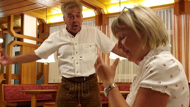 "Ehekrach beim Hirschenwirt": Bei den Wirtsleuten (gespielt von Willi und Eva Bartos) hängt der (Gast-)Haussegen gewaltig schief.