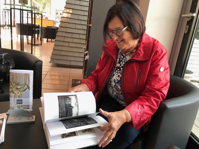 maria Fauth hegt sichtlich Freude beim Blättern im Buch, das zum 150. Geburtstag ihres Großvaters herausgegeben worden ist. | Foto: Susanne Veronik