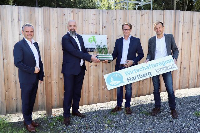 Dr. Maximilian Hofer präsentierte Bgm. Marcus Martschitsch, Anton Schuller und Franz Schnur den firmeneigenen Prüfstand.