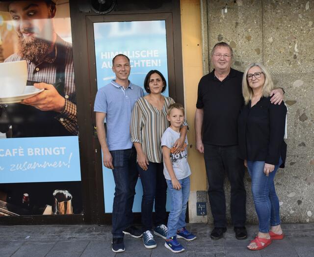 Daniel und Alexandra von Call mit Sohn Julian neben Franz und Erika Ganglmayr.