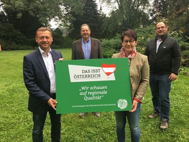 Links vorne: Bauernbund Bezirksobmann Johann Höfinger, rechts vorne: Bezirksbäuerin Eva Hagl-Lechner links hinten: Obmann Willi Hauser rechts hinten: Kammerobmann Mathias Holzer
