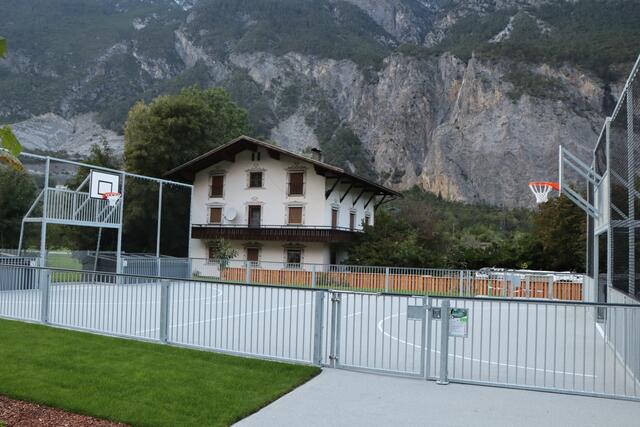 Der neue Sportplatz auf dem Dach des Turnsaals.