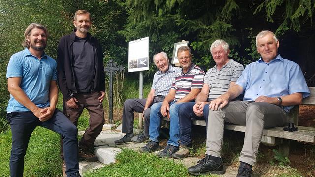 Erinnerungsstätte an Flugzeugabsturz am Wanderweg „Granitpilgern“ bzw. Marterlweg, zwischen Walhofmühle und Sagbauer in Drautendorf
v. l. Geschichtsforscher Klaus Stöttner und Rainer Eilmsteiner, Vertreter des Kameradschaftsbundes, Obmann Hubert Pichler, Anton Penz und Josef Höllinger, Verschönerungsvereins-Obmann Vizebürgermeister Alois Höretseder.