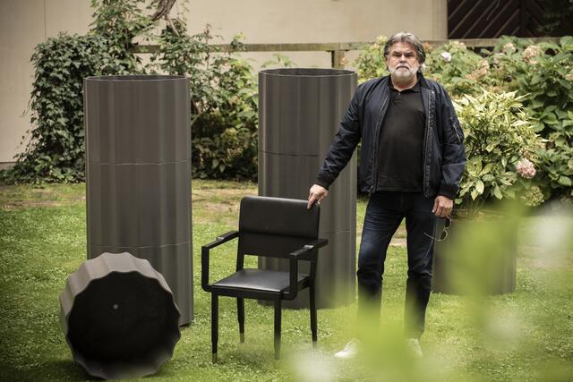Designer Martin Mostböck mit dem "Fine Dining Chair"